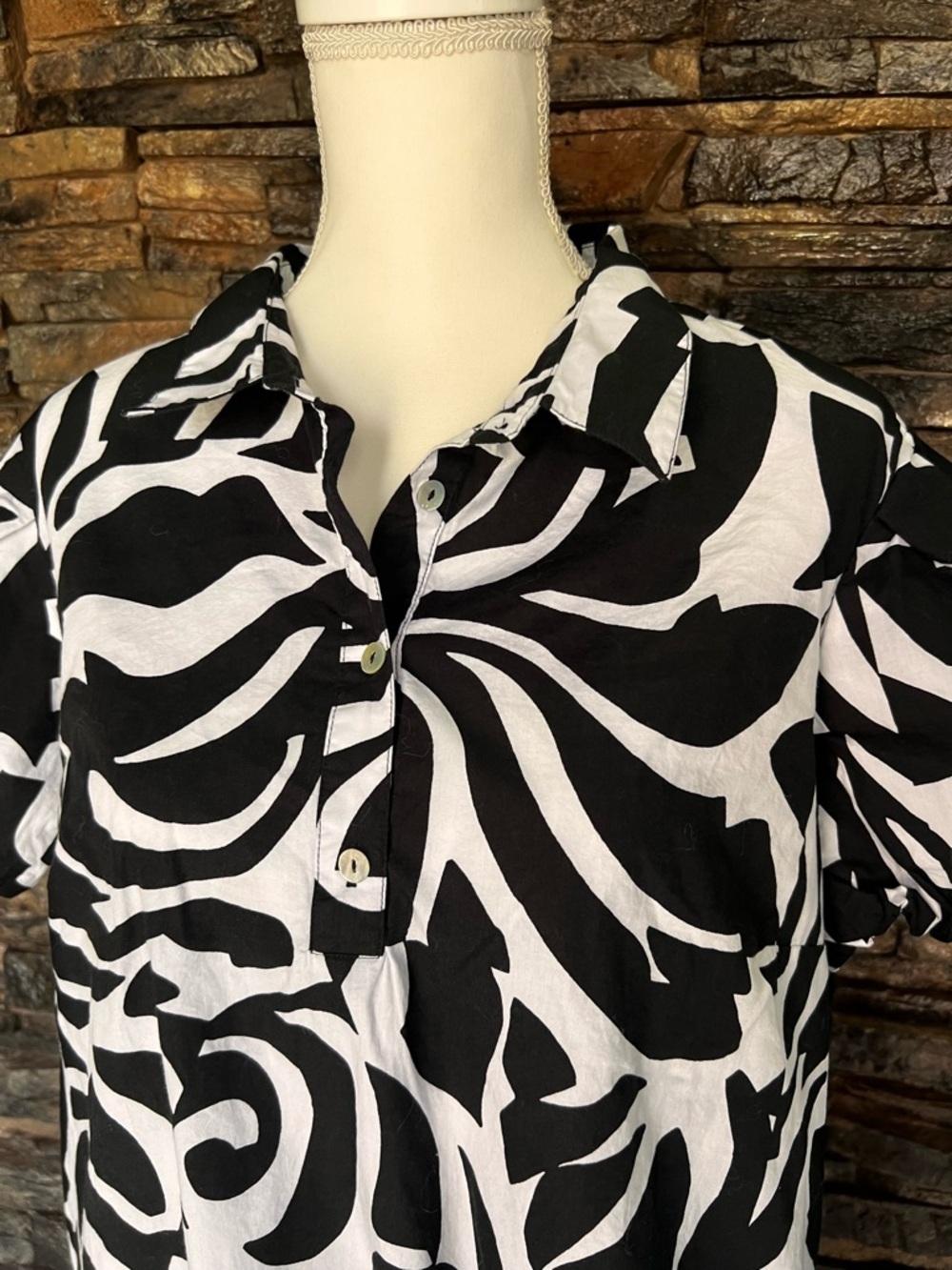 MSK Black & White Abstract Buttoned dress - Picture 6 of 13